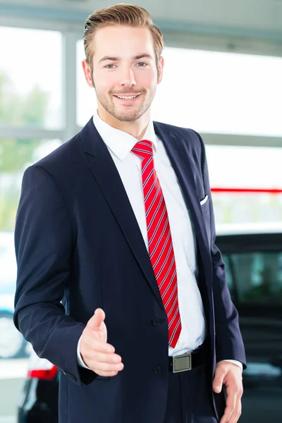 Νεαρός άνδρας ή auto έμπορος στην αντιπροσωπεία αυτοκινήτων — Φωτογραφία Αρχείου
