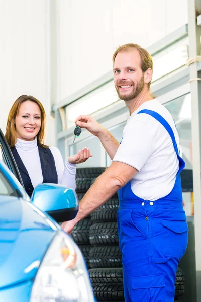 Cliente y mecánico de coche en taller de automóviles —  Fotos de Stock