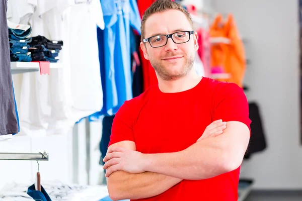 Homem comprando roupas na loja ou loja — Fotografia de Stock