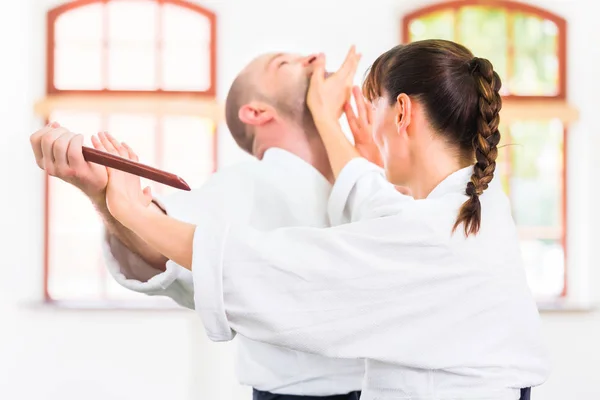 Hombre y mujer teniendo pelea cuchillo Aikido — Foto de Stock