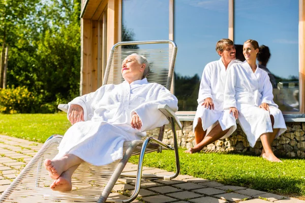 Persone che si rilassano sulla zona di riposo all'aperto della sauna — Foto Stock