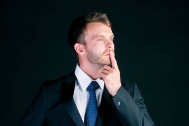 Adam veya Yöneticisi takım elbise düşüncesinde konsantre oldum 