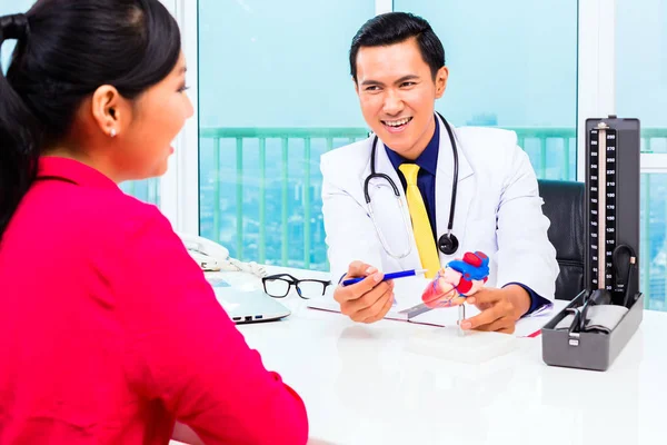 Asian lekarza z pacjentem w Przychodnia lekarska — Zdjęcie stockowe