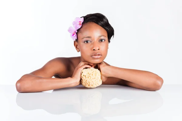Hermosa mujer africana en estudio con esponja —  Fotos de Stock