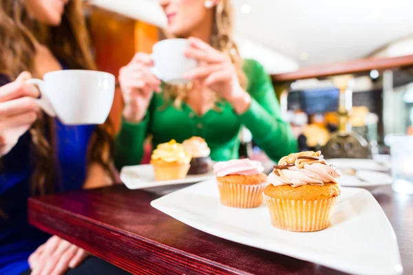 Wanita makan muffin sementara kopi minum — Stok Foto