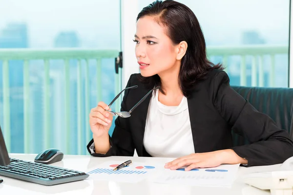 Asiática china mujer de negocios en oficina — Foto de Stock