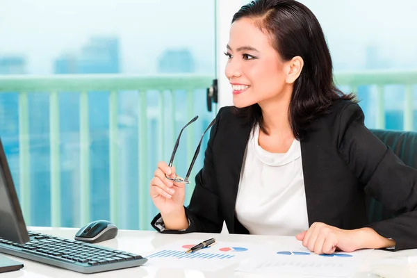 Asiática china mujer de negocios en oficina — Foto de Stock