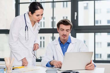 Genç kadın hekim deneyimli onun erkek arkadaşından tavsiye istiyorum