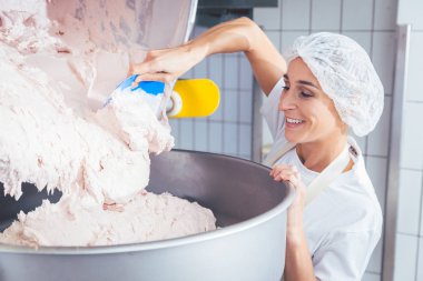 Kıyma yapma kasaplık çalışan kadın