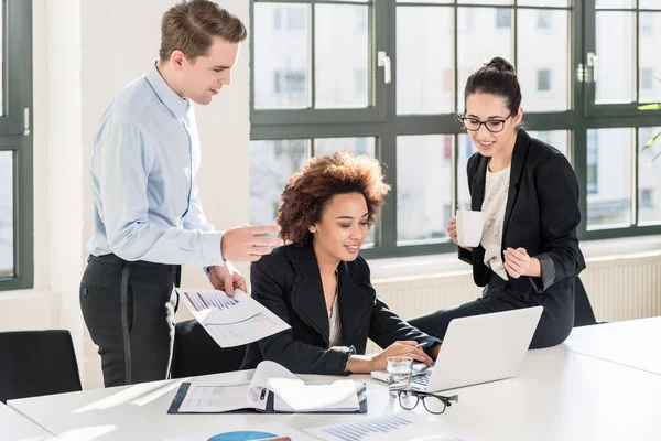 Les employés vérifient ensemble les documents et les rapports d'entreprise — Photo