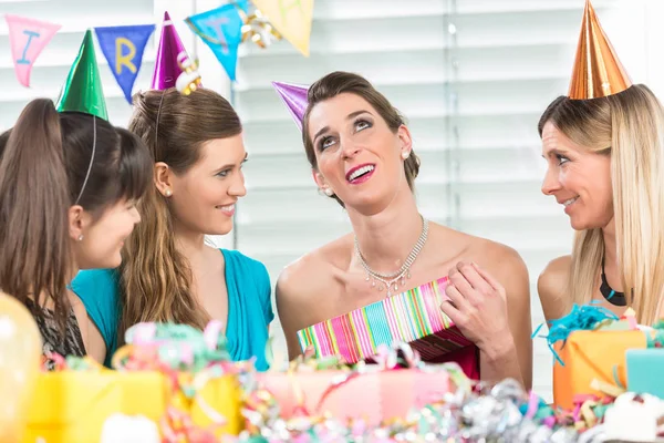 Mujer alegre sosteniendo una caja de regalo durante una fiesta de cumpleaños sorpresa —  Fotos de Stock