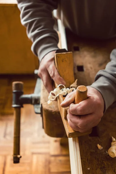 Ovanifrån av snickare hand arbetar med trä hyvel — Stockfoto