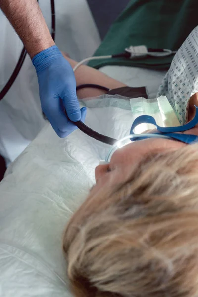 Medico che inserisce la fotocamera dell'endoscopio durante la gastroscopia — Foto Stock