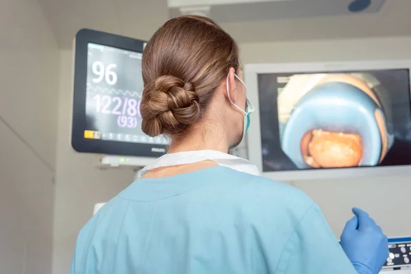 Médico para revisión de medicina interna pantalla durante el examen —  Fotos de Stock