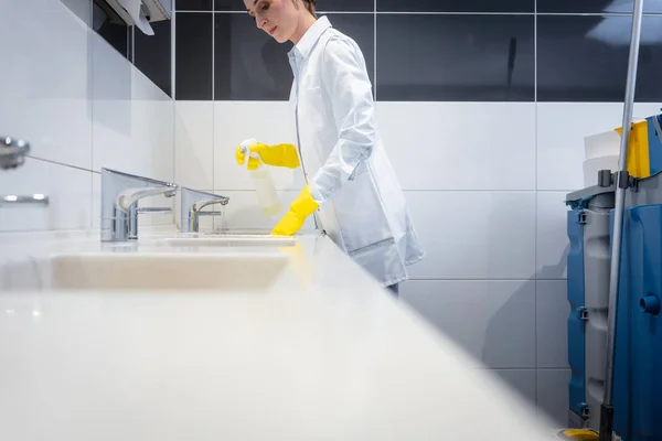 Gondnok, takarító mosogató, a nyilvános mosdóban — Stock Fotó