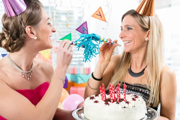 Dos mujeres alegres y mejores amigos sosteniendo un pastel de cumpleaños —  Fotos de Stock