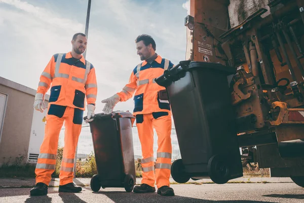 Garbage removal men working for a public utility — Stock Photo, Image
