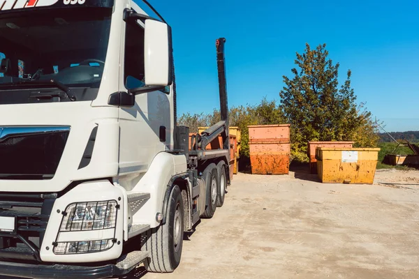 Bauschuttcontainer wartet darauf, auf LKW verladen zu werden — Stockfoto