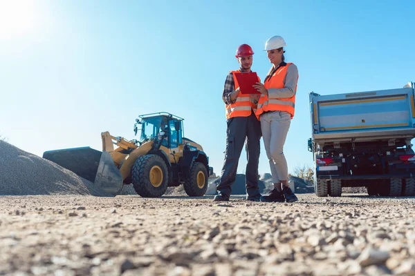 Arbeiter und Ingenieur auf der Baustelle — Stockfoto