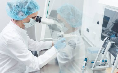 Laboratuvar Biyoteknolojik yürütülmesi konusunda bilim adamı deneme 