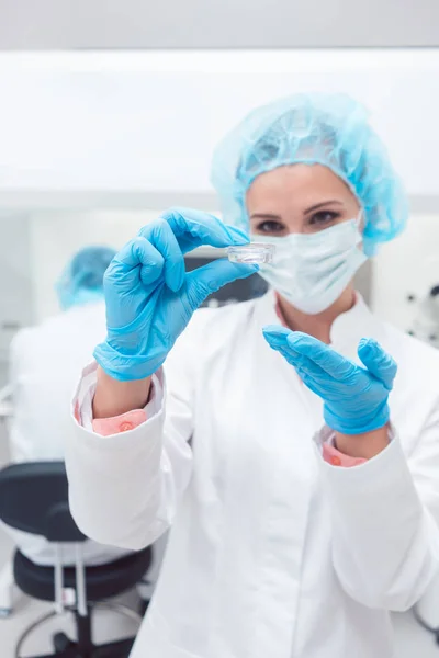 Femme scientifique montrant sa plus récente expérience biotechnologique en laboratoire — Photo