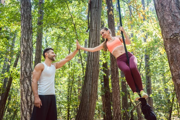 Мужчина поздравляет свою девушку с завершением фитнес-упражнений — стоковое фото