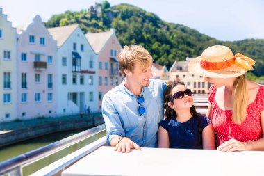 Aile Nehri cruise gemisiyle oturan yaz aylarında