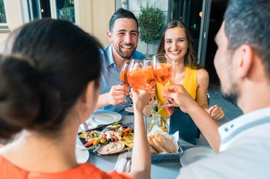 Dört arkadaş ile birlikte soğuk serinletici bir alkollü içki kızartma