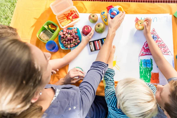 Skolflickor och skolpojkar måleri under lunchrast — Stockfoto