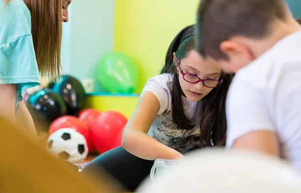 Maternelle enseignante coordonnant les enfants pendant l'activité de groupe — Photo