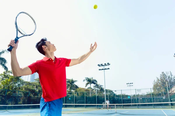 Jogador de tênis chinês pronto para bater a bola enquanto serve — Fotografia de Stock