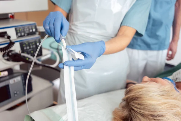 Enfermera desempacando tubo de gastroscopia en el hospital — Foto de Stock
