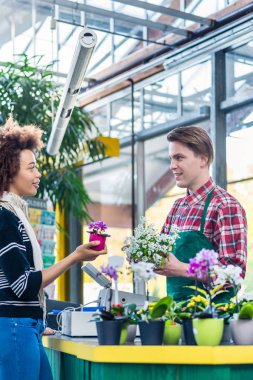 Bir müşteri bir kasiyer olarak çalışırken dinlerken yakışıklı adam 