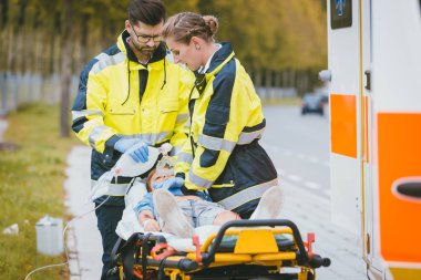 Acil Doktor kaza kurbanı için oksijen vermek