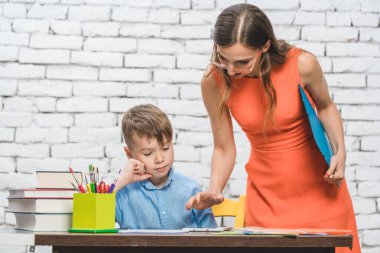 Öğrenci çocuk zor yapıyor iş okulda onun öğretmeni tarafından denetimli