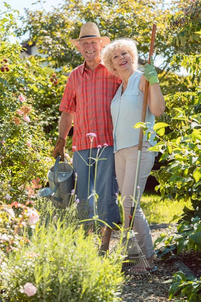 Активная счастливая пожилая женщина, стоящая рядом с мужем — стоковое фото