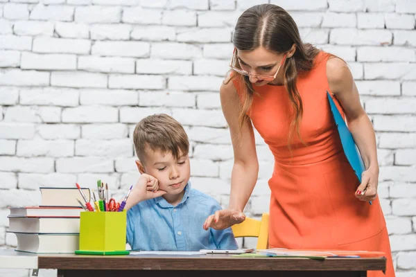 Student Pojken Gör Svårt Arbete Skolan Övervakas Sin Lärare — Stockfoto