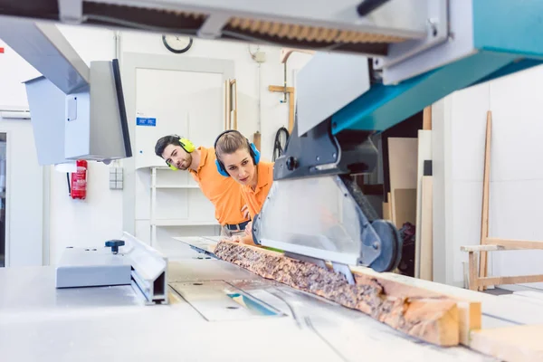 Carpintero hombre y mujer trabajando en taller — Foto de Stock