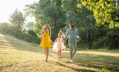 Şirin kızları ile birlikte çalışan mutlu anne ve baba 