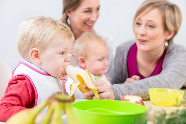 Ritratto di una bambina carina e sana con gli occhi azzurri — Foto Stock