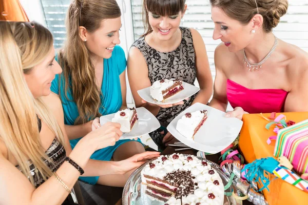 Cztery piękne kobiety i przyjaciele uśmiechający się podczas udostępniania tort urodzinowy — Zdjęcie stockowe