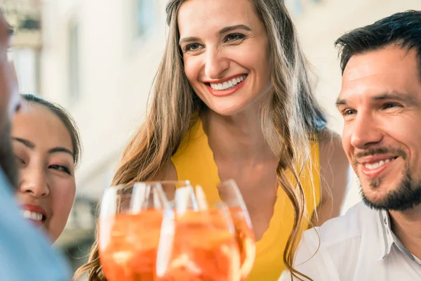 Mooie vrouw en haar beste vrienden met een verfrissend drankje roosteren — Stockfoto