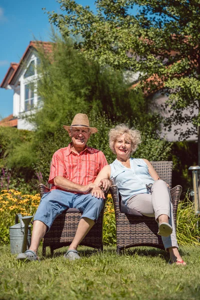 Szerelmes együtt lazíthatnak a kertben boldog idősebb pár — Stock Fotó