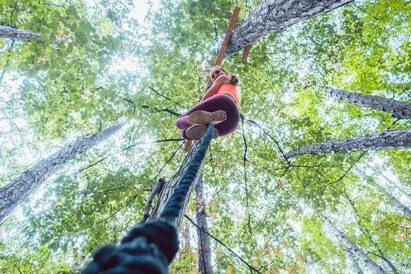 非常にフィットして、運動の女性、ロープ クライミング — ストック写真