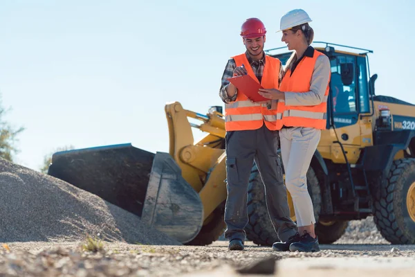 Man och kvinna arbetstagare på byggarbetsplatsen — Stockfoto