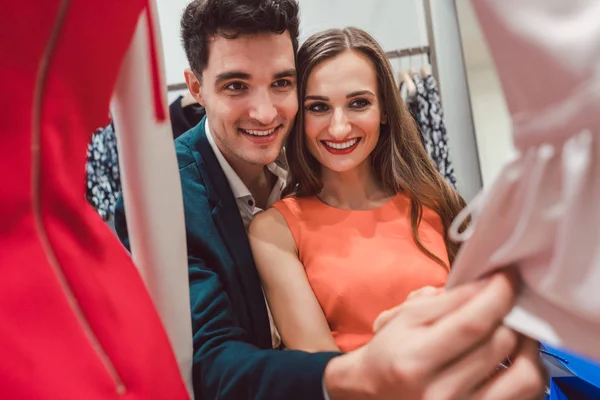 여자와 그녀의 남자 패션 쇼핑 — 스톡 사진
