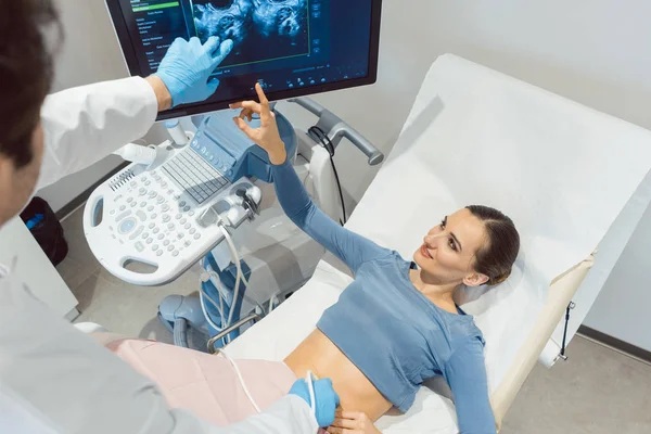 Médico ginecólogo y mujer en prueba de embarazo ultrasónica — Foto de Stock