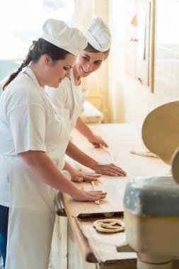 Fırın ekmek fırınları içinde çalışan Baker kadınlar
