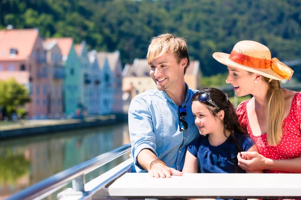 家庭在河巡航在夏天坐在船 — 图库照片