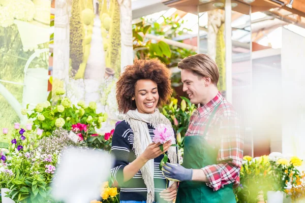 Allegro cliente femminile acquistare fiori su consiglio di un fornitore utile — Foto Stock